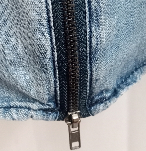 Walter Baker Ombré Blue Denim Back Zip  Up Long Sleeves Gunmetal Button Blouse - Picture 10 of 16